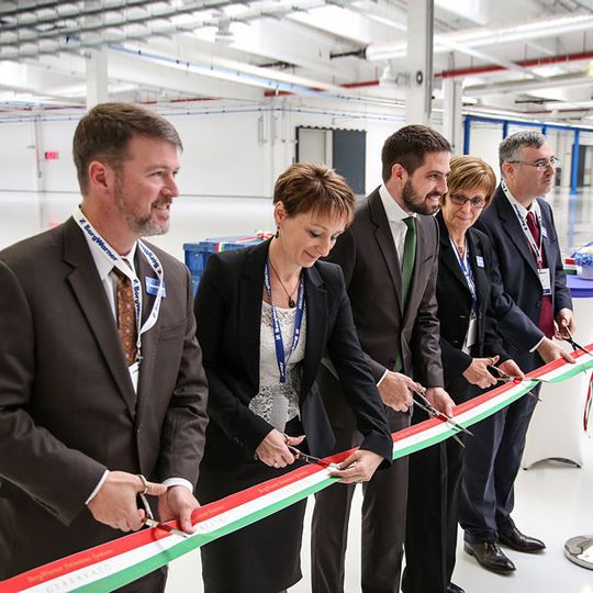 (v.l.n.r.) Brady Ericson, President und General Manager, BorgWarner Emissions Systems; Dr. Judit Czunyiné Bertalan, State Secretary for Education, Ministry of Human Resources; Levente Magyar, Minister of State for Economic Diplomacy; Ágnes Sosna, Plant Manager, BorgWarner Emissions Systems; David Jacobs, Vice President und General Manager Emissions Europe BorgWarner. (v.l.n.r.) Brady Ericson, President und General Manager, BorgWarner Emissions Systems; Dr. Judit Czunyiné Bertalan, State Secretary for Education, Ministry of Human Resources; Levente Magyar, Minister of State for Economic Diplomacy; Ágnes Sosna, Plant Manager, BorgWarner Emissions Systems; David Jacobs, Vice President und General Manager Emissions Europe BorgWarner.
