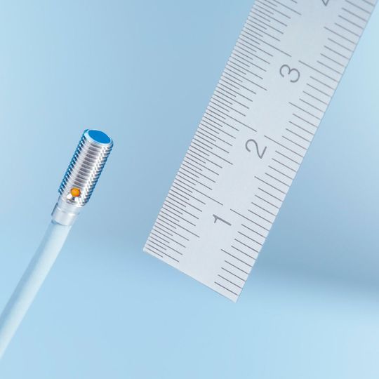 Die IMM-Sensoren von Sick zählen zu den kleinsten und kürzesten induktiven Miniatursensoren am Markt.