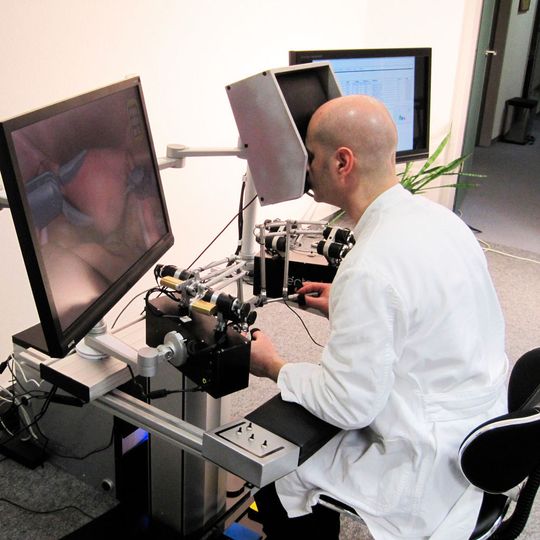 Hubsäule und Tragrahmen dienen der ergonomischen Anpassung an den jeweiligen Nutzer des Operationssimulators und an die jeweilige Situation im OP. Hubsäule und Tragrahmen dienen der ergonomischen Anpassung an den jeweiligen Nutzer des Operationssimulators und an die jeweilige Situation im OP.