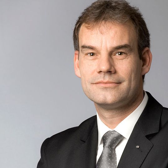 Carsten Albrecht scheidet zum 31. Oktober 2015 aus der Hella Geschäftsführungsgesellschaft mbH aus. Carsten Albrecht scheidet zum 31. Oktober 2015 aus der Hella Geschäftsführungsgesellschaft mbH aus.