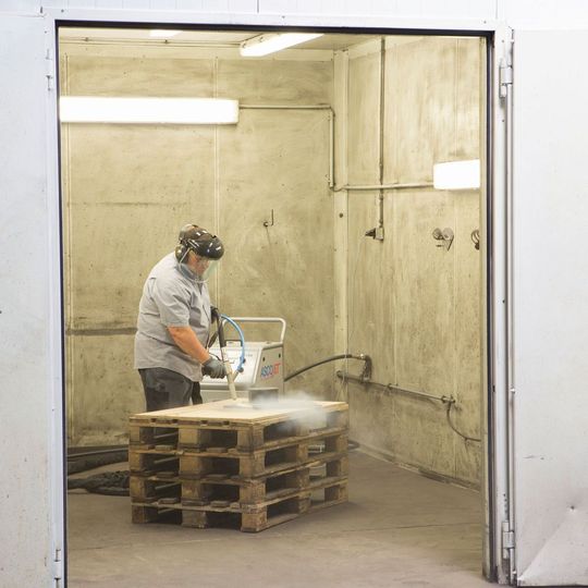 As cold as ice: In gemeinsamen Testversuchen wird gezielt daran gearbeitet, die optimalen Parameter bezüglich Strahldruck, Trockeneismenge und Menge des Abrasivmittels mit dem Ascojet Combi Blaster 1708 zu definieren. As cold as ice: In gemeinsamen Testversuchen wird gezielt daran gearbeitet, die optimalen Parameter bezüglich Strahldruck, Trockeneismenge und Menge des Abrasivmittels mit dem Ascojet Combi Blaster 1708 zu definieren.