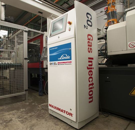 Das von Linde und Maximator entwickelte System PLASTINUM© GIM C zum Einsatz von Kohlendioxid (CO2) beim Spritzgießen mit Gas-Innendruck-Technik (GID) kommt jetzt erstmals in der Serienproduktion zum Einsatz. Das von Linde und Maximator entwickelte System PLASTINUM© GIM C zum Einsatz von Kohlendioxid (CO2) beim Spritzgießen mit Gas-Innendruck-Technik (GID) kommt jetzt erstmals in der Serienproduktion zum Einsatz.