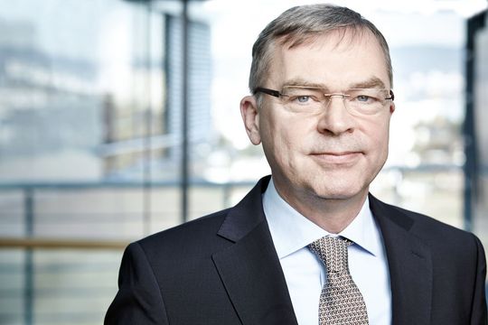 „Im Noteinsatz werden die Daten über das Mobilfunknetz vom Rettungswagen zur Rettungsstelle im Krankenhaus bis in die kardiologische Abteilung übertragen“, sagt Claus Schünemann, Vorsitzender der Geschäftsführung von CSC in Deutschland. Die Systemlösung wurde vom IT-Beratungs- und Dienstleistungshaus CSC entwickelt und implementiert. „Im Noteinsatz werden die Daten über das Mobilfunknetz vom Rettungswagen zur Rettungsstelle im Krankenhaus bis in die kardiologische Abteilung übertragen“, sagt Claus Schünemann, Vorsitzender der Geschäftsführung von CSC in Deutschland. Die Systemlösung wurde vom IT-Beratungs- und Dienstleistungshaus CSC entwickelt und implementiert.