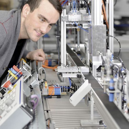 Für Berufs-und Hochschulen sowie Ausbildungsstätten in Industriebetrieben hat Rexroth das neue Mechatronik-Trainingssystem mMS 4.0 entwickelt. Für Berufs-und Hochschulen sowie Ausbildungsstätten in Industriebetrieben hat Rexroth das neue Mechatronik-Trainingssystem mMS 4.0 entwickelt.