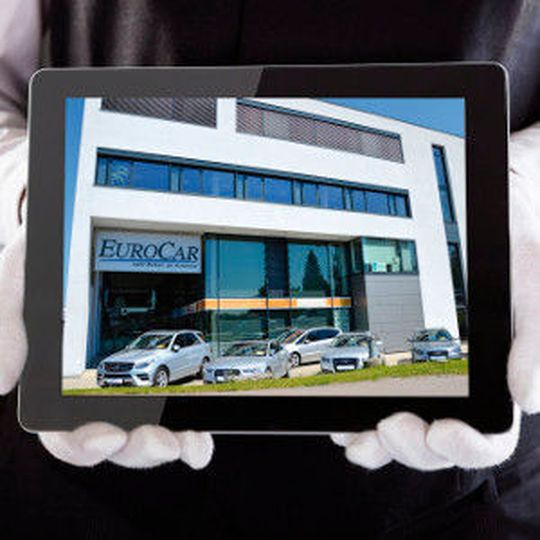 Bei Eurocar im niederbayerischen Landshut läuft der Fahrzeugvertrieb weitgehend digital ab. Bei Eurocar im niederbayerischen Landshut läuft der Fahrzeugvertrieb weitgehend digital ab.