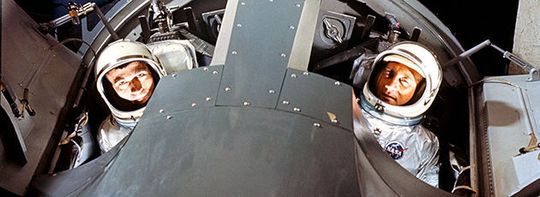 Erstmals ist ein Computer mit an Bord: die Astronauten Virgil I. “Gus” Grissom und John W. Young in ihrer Gemini-3-Kapsel. Erstmals ist ein Computer mit an Bord: die Astronauten Virgil I. “Gus” Grissom und John W. Young in ihrer Gemini-3-Kapsel.