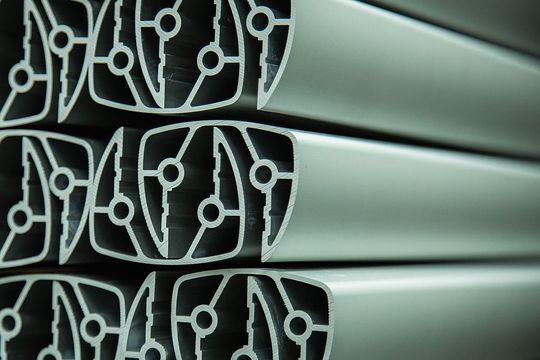 Aluminium: Das Leichtmetall hat eine lange Lebensdauer, und das bei gleichbleibenden Eigenschaften. Außerdem ist es gesundheitlich unbedenklich. Aluminium: Das Leichtmetall hat eine lange Lebensdauer, und das bei gleichbleibenden Eigenschaften. Außerdem ist es gesundheitlich unbedenklich.