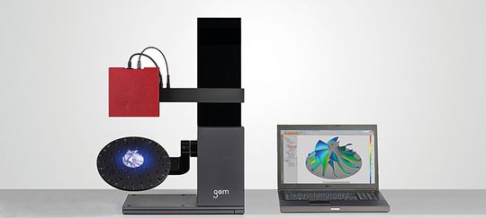 The optical desktop scanner Atos Scan-Port from GOM features a 3+3 kinematic with three motorised and three manual axes. The optical desktop scanner Atos Scan-Port from GOM features a 3+3 kinematic with three motorised and three manual axes.