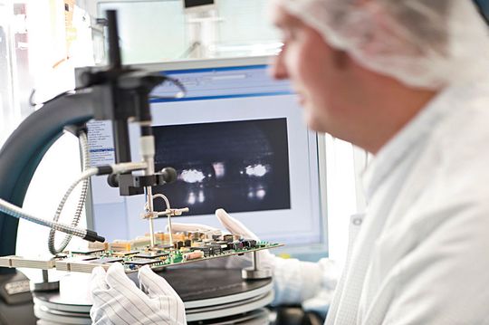Aus einem Guss: Von der Entwicklung der Hard- und Software über das Gehäusedesign bis zur Fertigung und Endkontrolle der Bedienteile begleitet Bebro als EMS-Dienstleister Hersteller von Mobile Cockpits und anderen Medizingeräten. Aus einem Guss: Von der Entwicklung der Hard- und Software über das Gehäusedesign bis zur Fertigung und Endkontrolle der Bedienteile begleitet Bebro als EMS-Dienstleister Hersteller von Mobile Cockpits und anderen Medizingeräten.