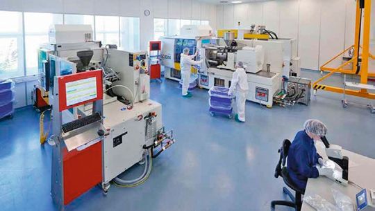 Individuelle Medizintechnik muss Einzelteile präzise und zugleich wirtschaftlich herstellen. Gerresheimer hat eine Small-Batch-Produktion in Serienqualität aufgebaut. Individuelle Medizintechnik muss Einzelteile präzise und zugleich wirtschaftlich herstellen. Gerresheimer hat eine Small-Batch-Produktion in Serienqualität aufgebaut.