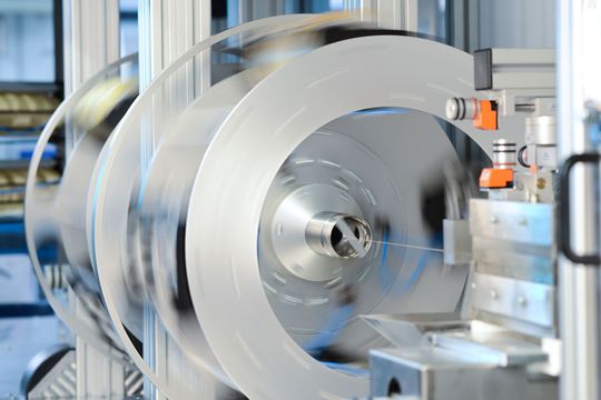Mikropullwindinganlage zur Herstellung von miniaturisierten Profilen aus Faserverbundkunststoff: Mit diesem Verfahren und dem innovativen Kunststoffmaterial lassen sich Festigkeit und Biegsamkeit der Produkte je nach Orientierung der eingesetzten Fasern anpassen. Mikropullwindinganlage zur Herstellung von miniaturisierten Profilen aus Faserverbundkunststoff: Mit diesem Verfahren und dem innovativen Kunststoffmaterial lassen sich Festigkeit und Biegsamkeit der Produkte je nach Orientierung der eingesetzten Fasern anpassen.