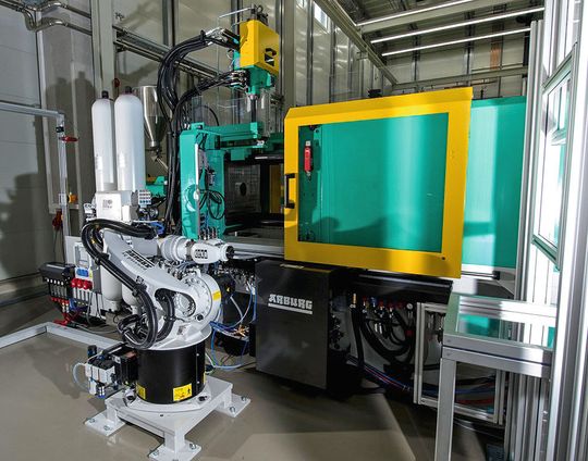 Roboterunterstützte 2K-Spritzgussmaschine: Die A470S 2K von Arburg besitzt eine integrierte Qualitätssicherung mit einem Kamerasystem und einem Roboter zur Vereinzelung der Trays. Roboterunterstützte 2K-Spritzgussmaschine: Die A470S 2K von Arburg besitzt eine integrierte Qualitätssicherung mit einem Kamerasystem und einem Roboter zur Vereinzelung der Trays.