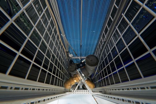 Das Präzisionsklimagerät für Direktverdampfung CRAC DX saugt die warme Luft des Rechenzentrums an der Geräteoberfläche an, kühlt diese in einem geschlossenen Wärmetauscher ab und bläst die abgekühlte Luft mit Überdruck in den Doppelboden ein. Von dort gelangt die Luft über Lüftungsplatten zurück ins Rechenzentrum. Die Verbindung zum luftgekühlten Kondensator erfolgt über Kältemittelleitungen. Die Verflüssigereinheit wird extern platziert. Das Präzisionsklimagerät für Direktverdampfung CRAC DX saugt die warme Luft des Rechenzentrums an der Geräteoberfläche an, kühlt diese in einem geschlossenen Wärmetauscher ab und bläst die abgekühlte Luft mit Überdruck in den Doppelboden ein. Von dort gelangt die Luft über Lüftungsplatten zurück ins Rechenzentrum. Die Verbindung zum luftgekühlten Kondensator erfolgt über Kältemittelleitungen. Die Verflüssigereinheit wird extern platziert.