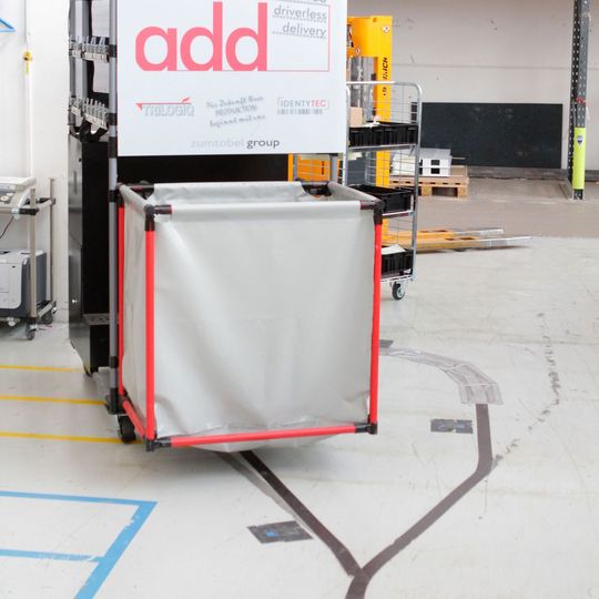 Im Leuchtenwerk Dornbirn von Zumtobel setzt man auf anwendungsspezifische FTS-Aufbauten. Im Leuchtenwerk Dornbirn von Zumtobel setzt man auf anwendungsspezifische FTS-Aufbauten.