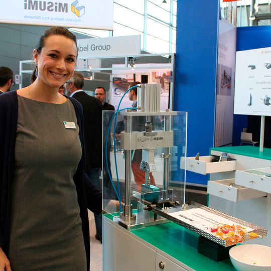 Maj-Britt Hahn, Head of Marketing bei der Dayton Progress GmbH erklärt die Vorzüge von Picsy, eine Einheit zum Ableiten von Stanzabfällen. Maj-Britt Hahn, Head of Marketing bei der Dayton Progress GmbH erklärt die Vorzüge von Picsy, eine Einheit zum Ableiten von Stanzabfällen.