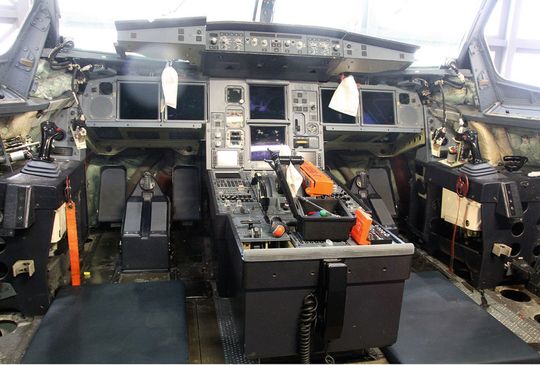 Auch das Cockpit wird einer gründlichen Überarbeitung unterzogen. Auch das Cockpit wird einer gründlichen Überarbeitung unterzogen.
