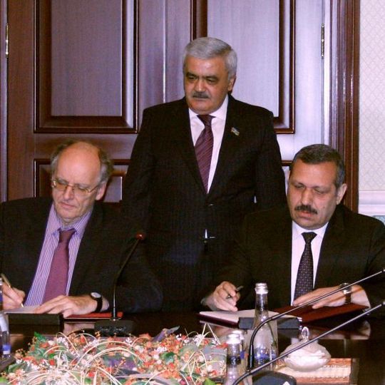 f.l.t.r.: Andreas Pörner, Managing Director Pörner Ingenieurgesellschaft mbH, Rovnag Abdullayev, President of Socar, Elman Ismayilov, Refinery Director, signing the contract f.l.t.r.: Andreas Pörner, Managing Director Pörner Ingenieurgesellschaft mbH, Rovnag Abdullayev, President of Socar, Elman Ismayilov, Refinery Director, signing the contract