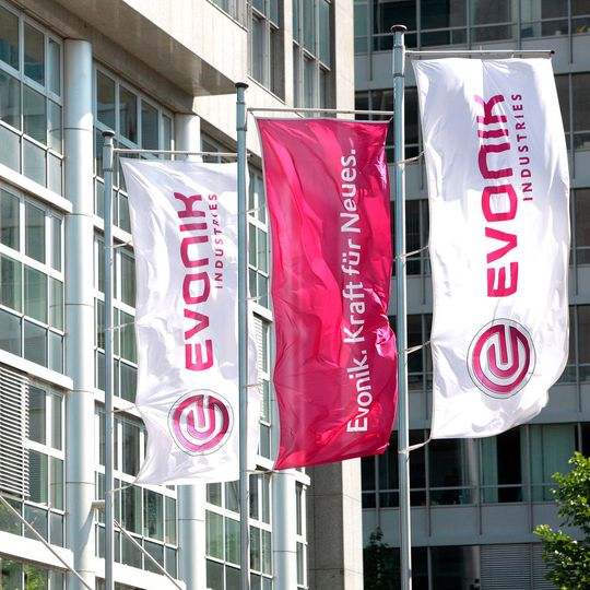 Der Spezialchemiker Evonik führt seine multimodalen Transporte zwischen Krefeld und Alicante, Spanien, jetzt per Shortsea- und Bahnverkehren durch. Der Spezialchemiker Evonik führt seine multimodalen Transporte zwischen Krefeld und Alicante, Spanien, jetzt per Shortsea- und Bahnverkehren durch.