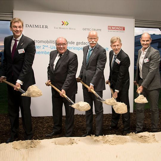 Spatenstich für das Batteriespeicherprojekt in Lünen. Von links nach rechts: Klemens Rethmann (Rethmann Gruppe), Uwe Beckmeyer (Parl. Staatssekretär), Dieter Zetsche (CEO Daimler AG), Karl Gerhold (CEO Getec Group) und Thomas Raffeiner (CEO The Mobilty House). Spatenstich für das Batteriespeicherprojekt in Lünen. Von links nach rechts: Klemens Rethmann (Rethmann Gruppe), Uwe Beckmeyer (Parl. Staatssekretär), Dieter Zetsche (CEO Daimler AG), Karl Gerhold (CEO Getec Group) und Thomas Raffeiner (CEO The Mobilty House).