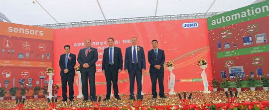 v.l. Zhou Dingshan, Eigentümer Firma AODE, ein Jumo-Großkunde, Reiner Riedl, Jumo-Exportleiter, Michael Juchheim, geschäftsführender Jumo-Gesellschafter, Stefan Dette, Geschäftsführer Jumo Automation Dalian Co. Ltd, und Ma Kewei, DD Port Regierungsvertreter, bei der Eröffnung des neuen Standorts der chinesischen Tochtergesellschaft. v.l. Zhou Dingshan, Eigentümer Firma AODE, ein Jumo-Großkunde, Reiner Riedl, Jumo-Exportleiter, Michael Juchheim, geschäftsführender Jumo-Gesellschafter, Stefan Dette, Geschäftsführer Jumo Automation Dalian Co. Ltd, und Ma Kewei, DD Port Regierungsvertreter, bei der Eröffnung des neuen Standorts der chinesischen Tochtergesellschaft.
