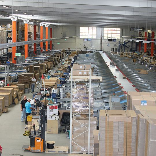 An 64 Arbeitsplätzen werden die einzelnen Sendungen gepackt und vor dem Versand kontrolliert. An 64 Arbeitsplätzen werden die einzelnen Sendungen gepackt und vor dem Versand kontrolliert.