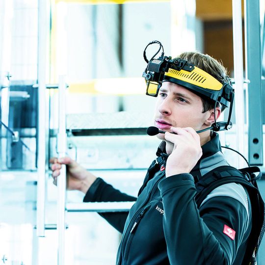 Durch den Einsatz einer Datenbrille soll der Servicetechniker beide Hände frei haben und trotzdem alle nötigen Informationen in Echtzeit sehen können. Durch den Einsatz einer Datenbrille soll der Servicetechniker beide Hände frei haben und trotzdem alle nötigen Informationen in Echtzeit sehen können.