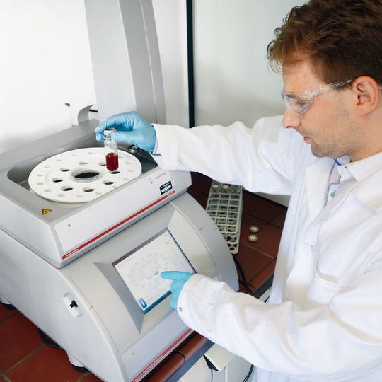 Abb. 1: Dr. Christian Suchomski arbeitet am Monowave 300 Abb. 1: Dr. Christian Suchomski arbeitet am Monowave 300