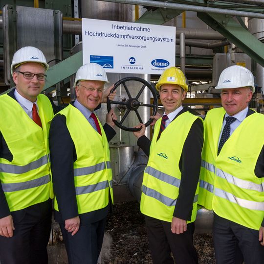 Witold Balczarczyk, Geschäftsführer der Linde Gas Produktionsgesellschaft, Dr. Hermann Onko Aeikens, Minister für Landwirtschaft und Umwelt des Landes Sachsen-Anhalt, Dr. Christof Günther, Geschäftsführer von Infra Leuna und Alex Segers, CEO bei Domo Chemicals (v.l.n.r.) nehmen das Hochdruckdampfversorgungssysstem offiziell in Betrieb. Witold Balczarczyk, Geschäftsführer der Linde Gas Produktionsgesellschaft, Dr. Hermann Onko Aeikens, Minister für Landwirtschaft und Umwelt des Landes Sachsen-Anhalt, Dr. Christof Günther, Geschäftsführer von Infra Leuna und Alex Segers, CEO bei Domo Chemicals (v.l.n.r.) nehmen das Hochdruckdampfversorgungssysstem offiziell in Betrieb.