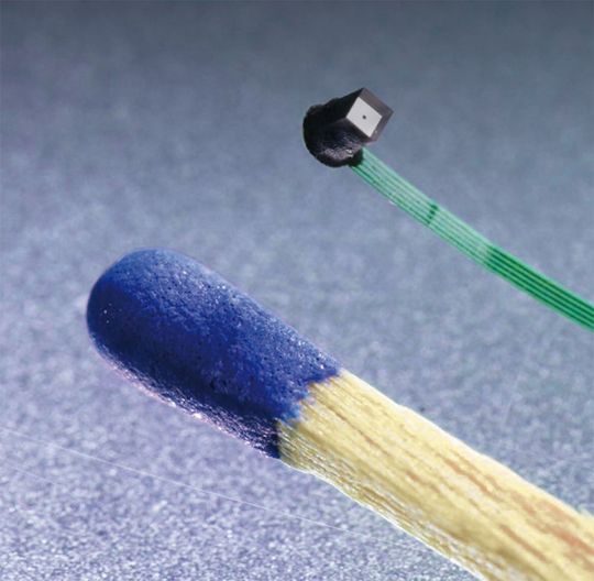 Die NanEye 2-D-Kamera hat die Form eines kompakten Würfels mit den Abmessungen 1 mm x 1 mm x 1,8 mm. Die NanEye 2-D-Kamera hat die Form eines kompakten Würfels mit den Abmessungen 1 mm x 1 mm x 1,8 mm.