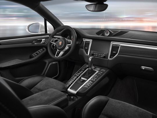 Macan Turbo mit Turbo Interieur-Paket mit neuem PCM Sieben-Zoll Multitouch-Bildschirm. (Klicken zum vergrößern.)