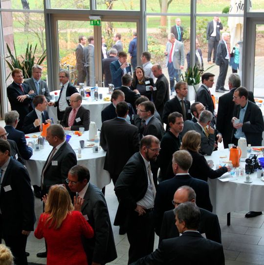 Auch in den Pausen wurde auf der Namur neben dem üblichen Networking fleißig über Themen wie beispielsweise Security in Automatisierungsnetzwerken oder das Erfassen von Störfalldaten diskutiert. Auch in den Pausen wurde auf der Namur neben dem üblichen Networking fleißig über Themen wie beispielsweise Security in Automatisierungsnetzwerken oder das Erfassen von Störfalldaten diskutiert.