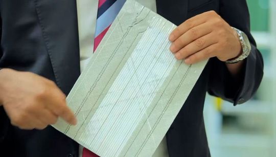 Mit den Sensorfäden lassen sich beispielsweise Rotorblätter überwachen und somit Materialermüdung und Verschleiß frühzeitig erkennen. Mit den Sensorfäden lassen sich beispielsweise Rotorblätter überwachen und somit Materialermüdung und Verschleiß frühzeitig erkennen.