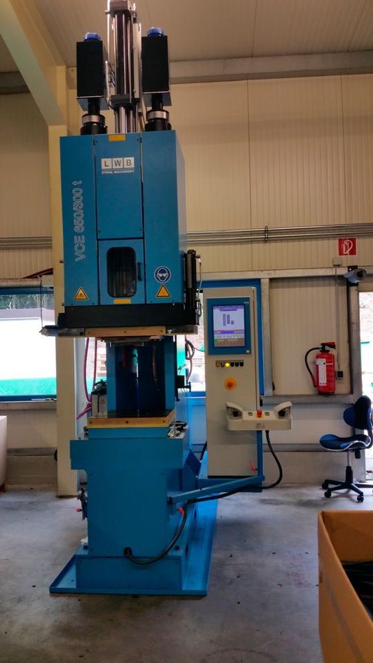 Die neue Spritzgussmaschine in der Reiff-Dichtrahmenfertigung in Erbach mit Einspritzvolumen von 300 cm3 bei 1.800 bar. Die neue Spritzgussmaschine in der Reiff-Dichtrahmenfertigung in Erbach mit Einspritzvolumen von 300 cm3 bei 1.800 bar.
