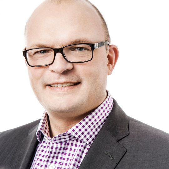 „Egal ob in Großserien oder Losgröße 1 produziert wird – dank Automationslösungen, die an die besonderen Anforderungen der Anwender angepasst sind, bleiben Fertigungsprozesse effizient“, erklärt Matthias Remmert, Geschäftsführer der Friedrich Remmert GmbH. „Egal ob in Großserien oder Losgröße 1 produziert wird – dank Automationslösungen, die an die besonderen Anforderungen der Anwender angepasst sind, bleiben Fertigungsprozesse effizient“, erklärt Matthias Remmert, Geschäftsführer der Friedrich Remmert GmbH.