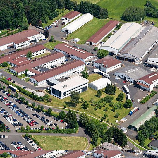 In Reiskirchen befindet sich der größte Standort von Weiss Umwelttechnik, mit Hamburg und Stuttgart kommen zwei weitere hinzu. In Reiskirchen befindet sich der größte Standort von Weiss Umwelttechnik, mit Hamburg und Stuttgart kommen zwei weitere hinzu.