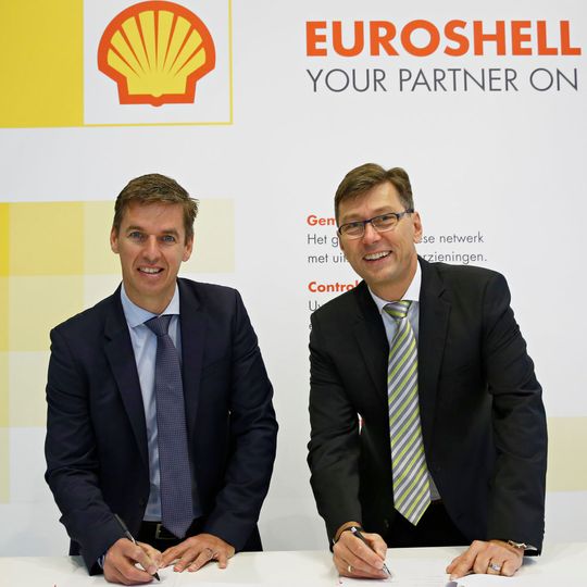 Unterzeichnen den Kooperationsvertrag (v.l.): Shell-Marketing-Manager Andreas Lips und Thomas Schmidt, Managing Director Tomtom Telematics. Unterzeichnen den Kooperationsvertrag (v.l.): Shell-Marketing-Manager Andreas Lips und Thomas Schmidt, Managing Director Tomtom Telematics.