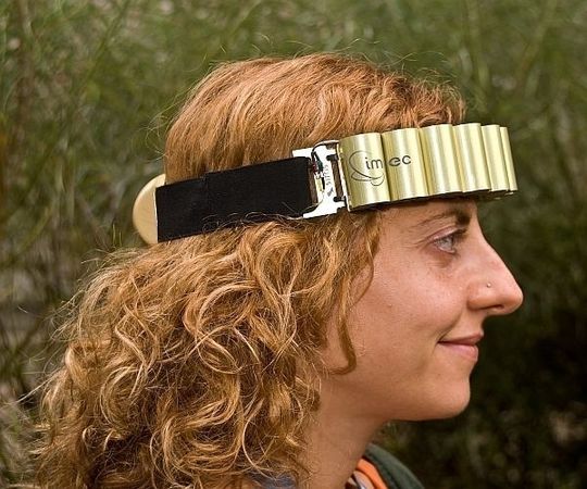 Dieses drahtlose 2-Kanal-EEG-Monitorsystem wird mit Thermoelektrizität betrieben, die aus der Wärme der Stirn gewonnen wird Dieses drahtlose 2-Kanal-EEG-Monitorsystem wird mit Thermoelektrizität betrieben, die aus der Wärme der Stirn gewonnen wird