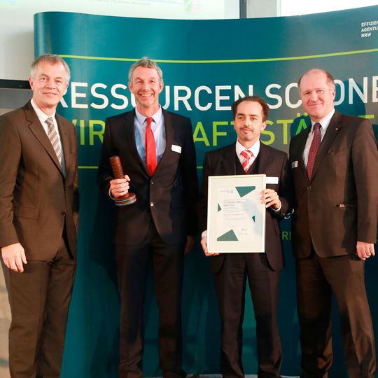 Dörken MKS-Systeme GmbH & Co. KG, Herdecke - Gewinner des Effizienz-Preis NRW 2015 (v.l.n.r): NRW Umweltminister Johannes Remmel; Dr. Gerhard Reusmann, Geschäftsführer der Dörken MKS-Systeme GmbH & Co. KG, Herdecke; Dr. Marcel Roth, Leiter F&E der Dörken MKS-Systeme GmbH & Co. KG, Herdecke; Dr. Peter Jahns, Leiter der Effizienz-Agentur NRW, Duisburg Dörken MKS-Systeme GmbH & Co. KG, Herdecke - Gewinner des Effizienz-Preis NRW 2015 (v.l.n.r): NRW Umweltminister Johannes Remmel; Dr. Gerhard Reusmann, Geschäftsführer der Dörken MKS-Systeme GmbH & Co. KG, Herdecke; Dr. Marcel Roth, Leiter F&E der Dörken MKS-Systeme GmbH & Co. KG, Herdecke; Dr. Peter Jahns, Leiter der Effizienz-Agentur NRW, Duisburg