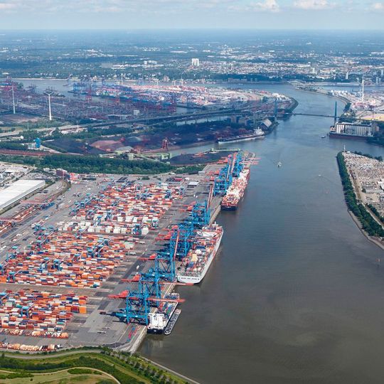 Die Nautische Terminal Koordination (NTK) kümmert sich jetzt rund um die Uhr um die zentrale betriebliche Abstimmung der Großschiffsanläufe im Hamburger Hafen. Die Nautische Terminal Koordination (NTK) kümmert sich jetzt rund um die Uhr um die zentrale betriebliche Abstimmung der Großschiffsanläufe im Hamburger Hafen.