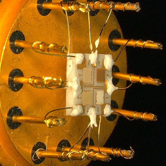Der Sensor besteht aus vier Feldern mit unterschiedlichen Metalloxiden. Sie ändern ihren temperaturabhängigen elektrischen Widerstand bei Kontakt mit Gasen. Der Sensor besteht aus vier Feldern mit unterschiedlichen Metalloxiden. Sie ändern ihren temperaturabhängigen elektrischen Widerstand bei Kontakt mit Gasen.