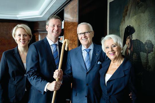 Stabübergabe: Philip Harting (2. v. l.) hat zum 1. Oktober 2015 den Vorstandsvorsitz von seinem Vater Dietmar Harting übernommen. Die beiden persönlich haftenden Gesellschafter leiten gemeinsam mit Margrit Harting (re.) und Maresa Harting-Hertz (li.) in der zweiten und dritten Generation die Harting Technologiegruppe. Stabübergabe: Philip Harting (2. v. l.) hat zum 1. Oktober 2015 den Vorstandsvorsitz von seinem Vater Dietmar Harting übernommen. Die beiden persönlich haftenden Gesellschafter leiten gemeinsam mit Margrit Harting (re.) und Maresa Harting-Hertz (li.) in der zweiten und dritten Generation die Harting Technologiegruppe.