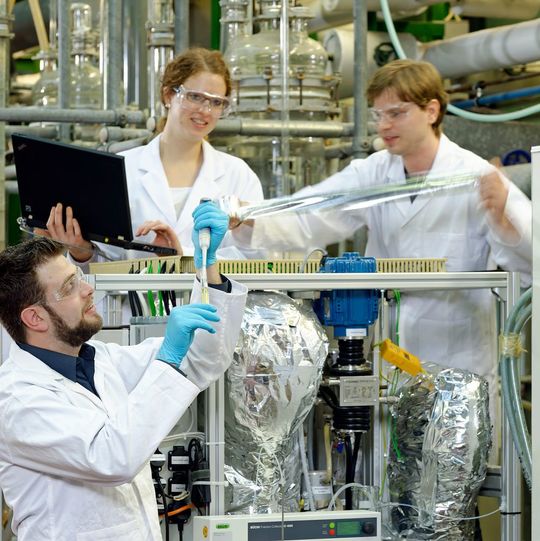 Katalyse-Forschung in der RWTH Aachen stellt Weichen für die Nutzung erneuerbarer Energien in der chemischen Produktion. Katalyse-Forschung in der RWTH Aachen stellt Weichen für die Nutzung erneuerbarer Energien in der chemischen Produktion.