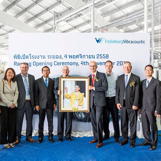 „Mit unserem neuen Standort in Rayong stärkt TrelleborgVibracoustic seine globale Präsenz in einem der weltweit wichtigsten Wachstumsmärkte“, sagte Jim Law, Mitglied der Geschäftsführung von TrelleborgVibracoustic, bei seiner Eröffnungsrede. „Mit unserem neuen Standort in Rayong stärkt TrelleborgVibracoustic seine globale Präsenz in einem der weltweit wichtigsten Wachstumsmärkte“, sagte Jim Law, Mitglied der Geschäftsführung von TrelleborgVibracoustic, bei seiner Eröffnungsrede.