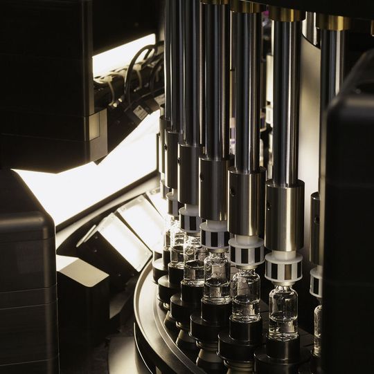 Hochmoderne und besonders schnelle Kameras gewährleisten eine zuverlässige Erkennung von kosmetischen Defekten wie Risse am Spritzenflansch oder Fehler bei der Versiegelung von Ampullen. Hochmoderne und besonders schnelle Kameras gewährleisten eine zuverlässige Erkennung von kosmetischen Defekten wie Risse am Spritzenflansch oder Fehler bei der Versiegelung von Ampullen.