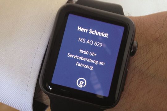 Die Kennzeichenerkennung aktiviert automatisch oder manuell die Statusmeldung „Kunde im Haus“ und zeigt diese auf einem Desktop, Tablet, Smartphone oder einer Smartwatch an.