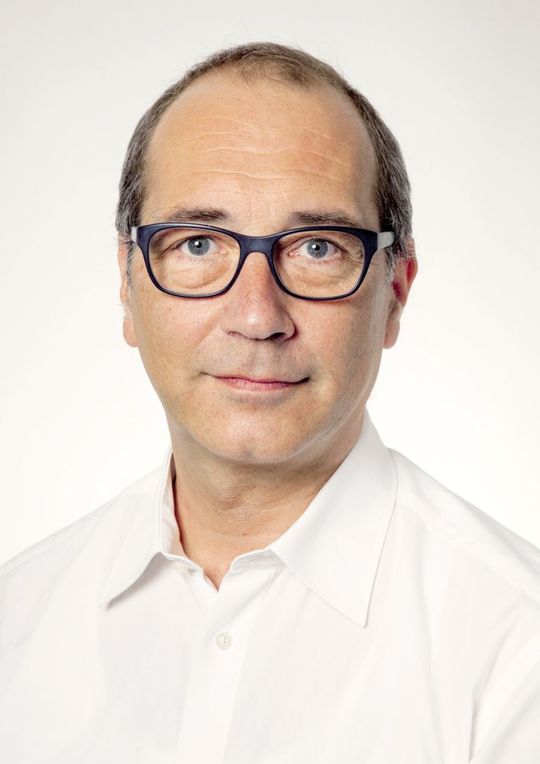 „Wir erreichen einen hohen Grad an Flexibilität, da alle benötigten Verfahrensschritte, um eine Tablette zu produzieren, in jeder beliebigen Reihenfolge angeordnet werden können.“ Dr. Jochen Thies „Wir erreichen einen hohen Grad an Flexibilität, da alle benötigten Verfahrensschritte, um eine Tablette zu produzieren, in jeder beliebigen Reihenfolge angeordnet werden können.“ Dr. Jochen Thies