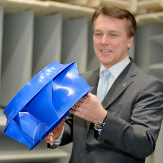 Vorstandsvorsitzender Peter Fenkl präsentiert den neuen Radialventilator ZAvblue, eine gemeinsame Entwicklung von Experten unterschiedlicher Fachrichtungen. Vorstandsvorsitzender Peter Fenkl präsentiert den neuen Radialventilator ZAvblue, eine gemeinsame Entwicklung von Experten unterschiedlicher Fachrichtungen.