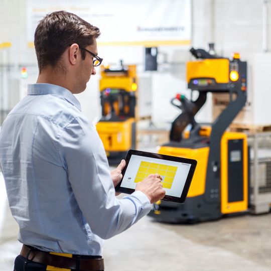 Das Logistik-Interface sendet Fahraufträge aus dem LVS an das Fahrzeug und gibt nach Abschluss der Fahrt Rückmeldung an das Lagerverwaltungssystem. Die Zahl der möglichen Anwendungen für diese Systemintegration wird weiter steigen.