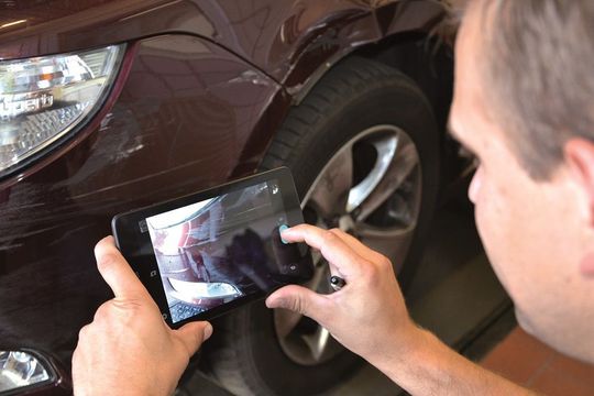 Ein Vorteil der tabletgestützten Direktannahme ist, dass die fotografierten Schäden automatisch in der Fahrzeugakte dokumentiert sind.