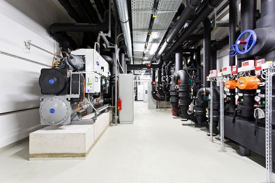 Gar nicht virtuell, sondern sicher und kompakt: DerTechnikraum in einem der Rechenzentren von Fujitsu.